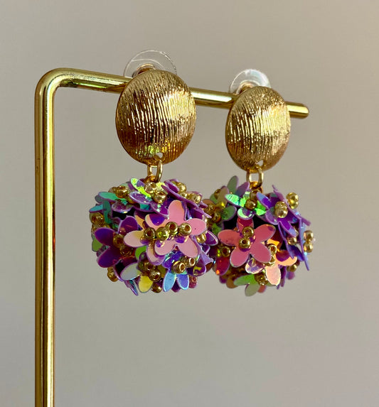 Bolletjes oorbel van holografische bloemetjes en gehamerde ronde RVS stekers in lila tinten