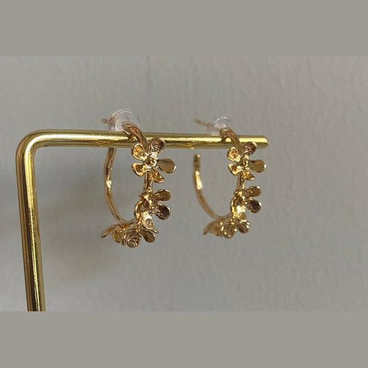 18K vergulde handgemaakte oorbellen met opgelegde bloemen. De oorbellen zijn open ringen met stekers.
