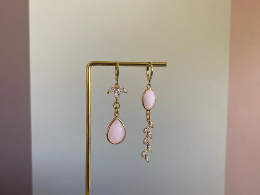 Handgemaakte 14K vergulde oorbellen met zirkonia bladeren en zachtroze glasbedels