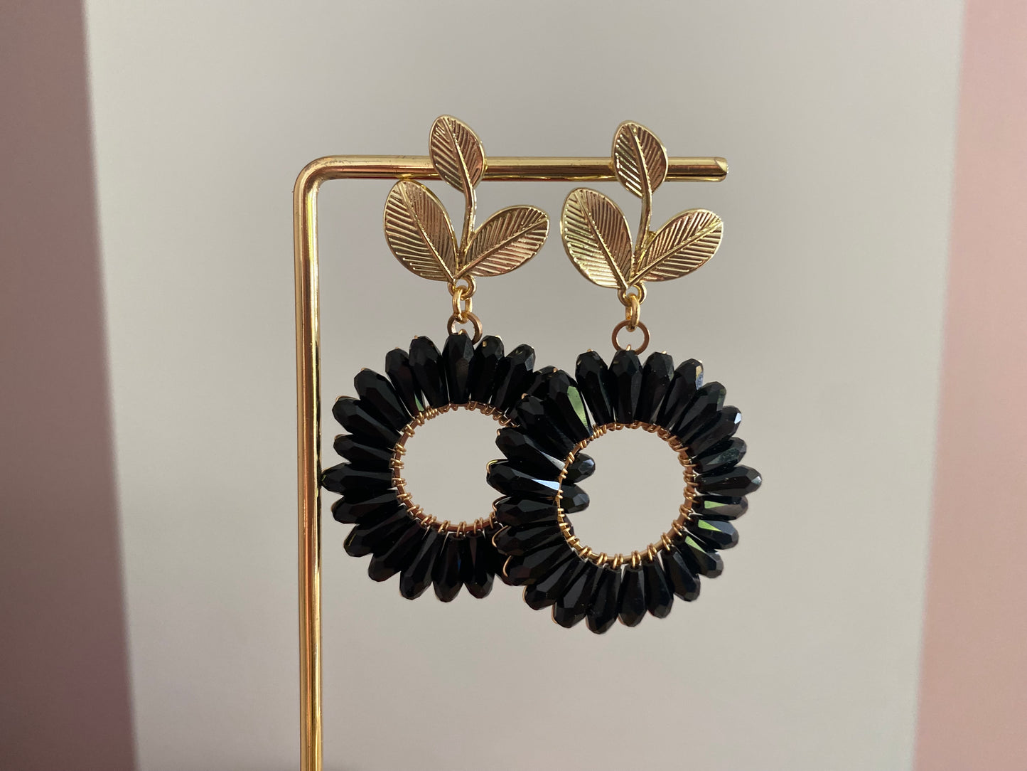 Statement bloem oorbellen met 14K vergulde blad stekers en een bloemachtige hanger in zwart