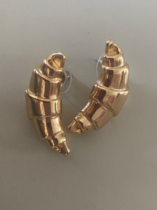Gouden Croissant Oorbellen: echte zomersieraden.