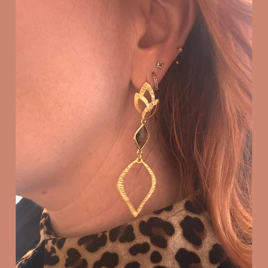 Asymmetrisch paar met 14K vergulde bladstekers met taupe glasbedels en gehamerde vergulde druppel bedels