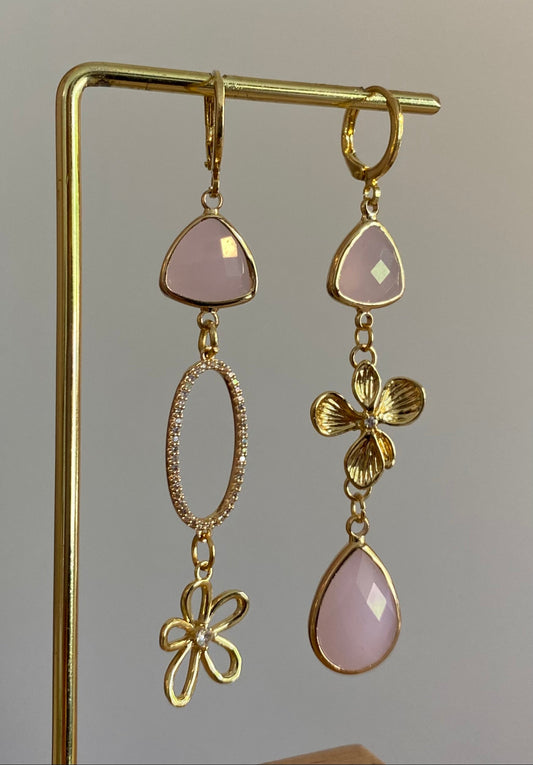 Asymmetrisch paar met 14K vergulde bloemen, een ovalen zirkonia hanger en mat zachtroze gladbedels