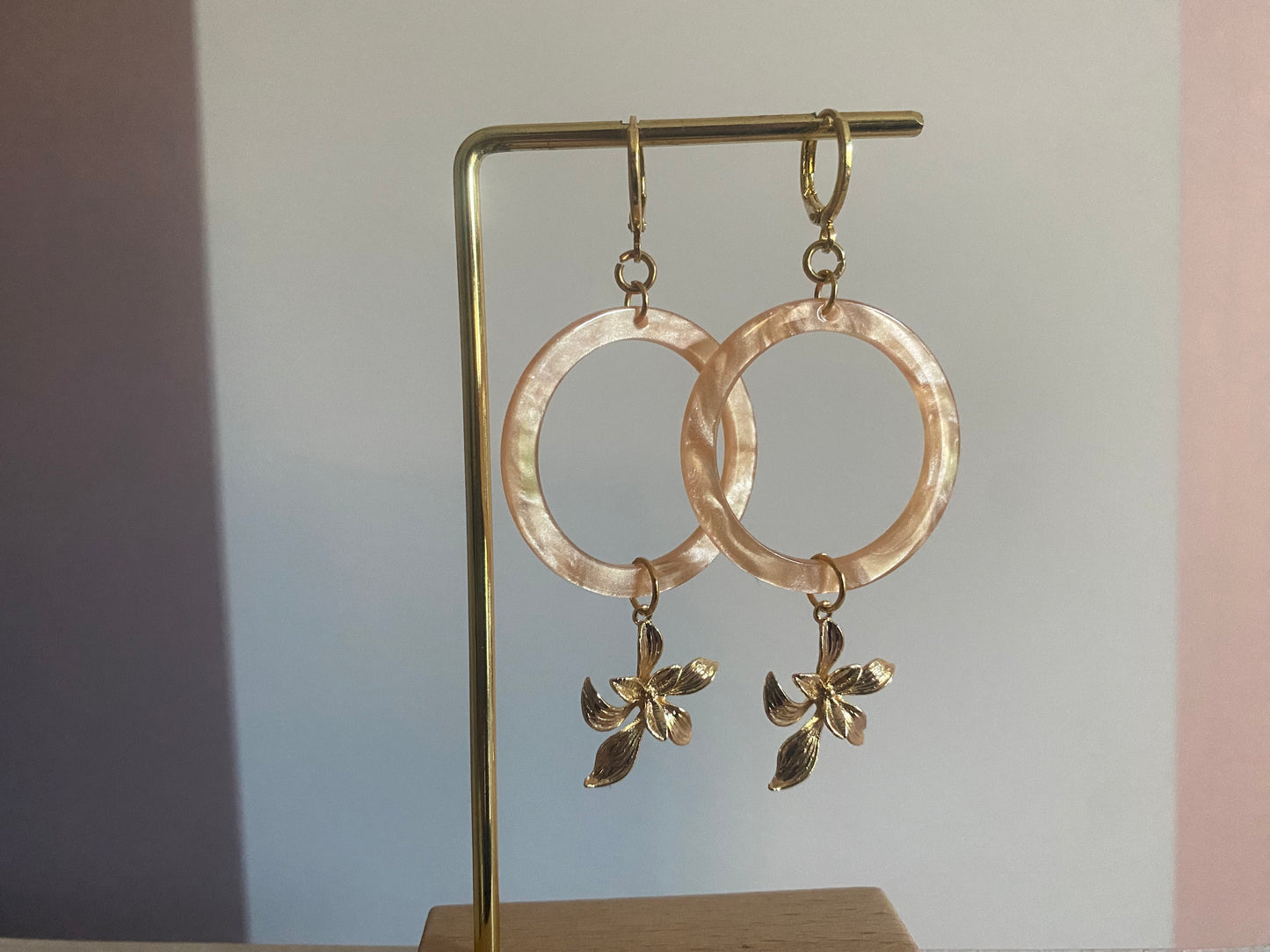 Statement oorbellen met 14K vergulde bloemen en een perzikkleurige resin hanger.