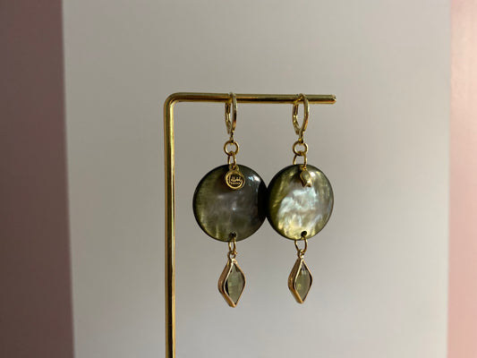 14k vergulde oorbellen met groene cabochon, mini tulp en ruitvormige glasbedel.
