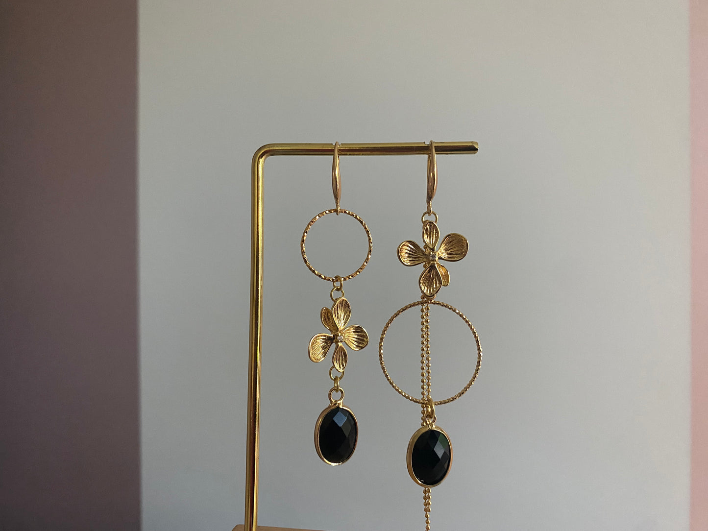 Asymmetrisch oorbelpaar met goudvergulde ring, 14k vergulde bloemetjes en zwarte steen