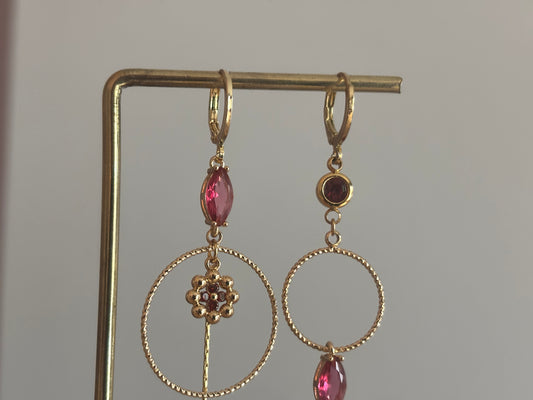 Asymmetrische 14k vergulde oorbellen Becky met magenta glasbedel, minimalistische ring, strengetje en bloemetje, circa 7 cm lang.