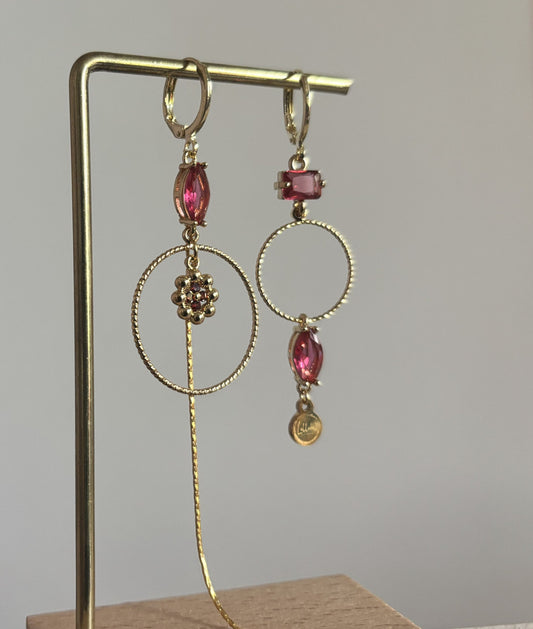 Asymmetrische 14k vergulde oorbellen Becky met magenta glasbedel, minimalistische ring, strengetje en bloemetje, circa 7 cm lang.