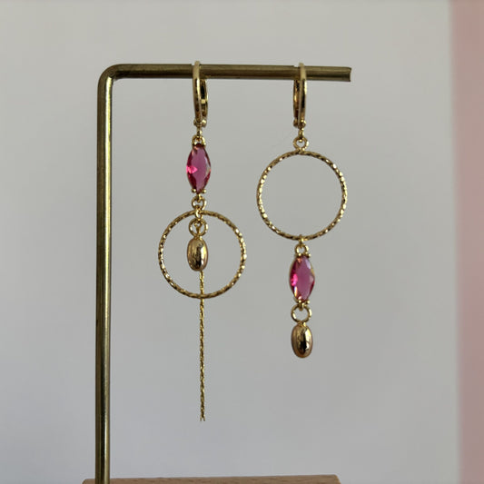 Asymmetrische 14k vergulde oorbellen Becky met magenta glasbedel, minimalistische ring, strengetje en druppels, circa 7 cm lang.