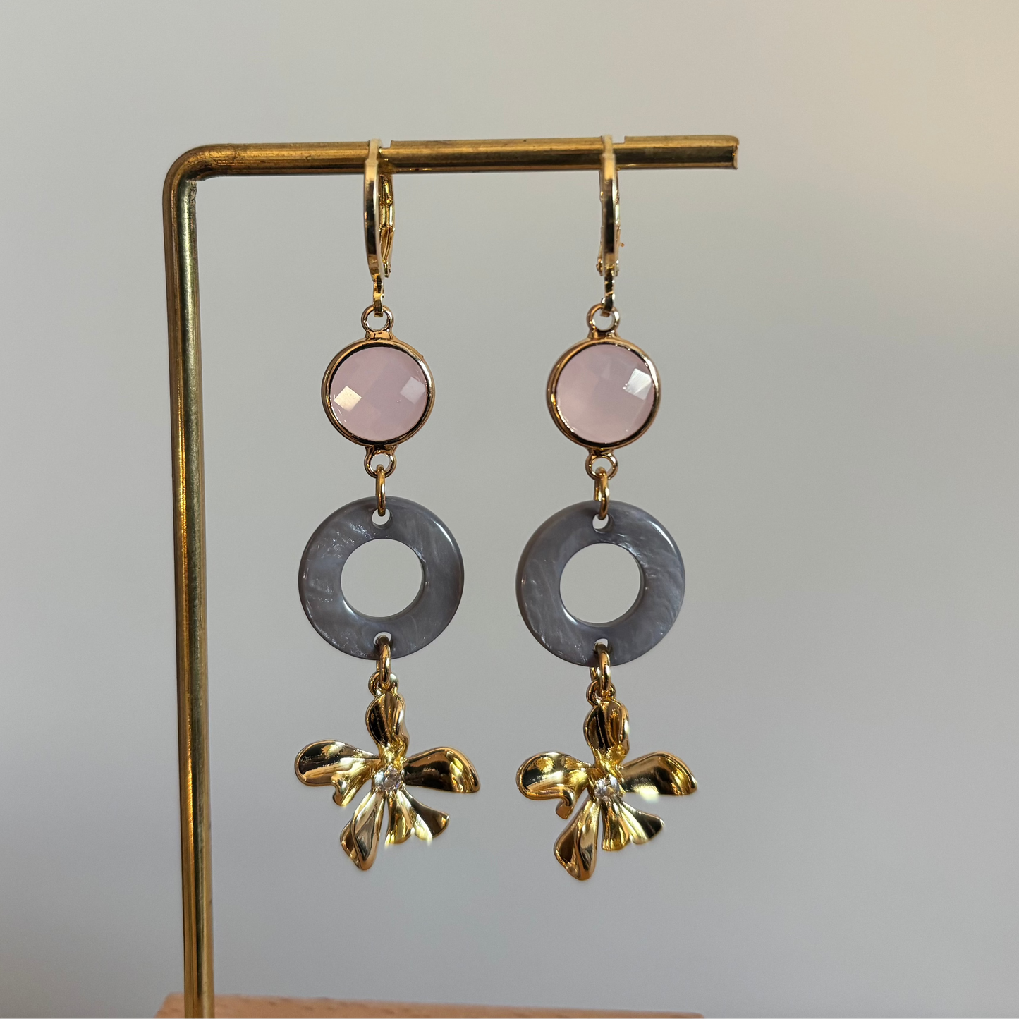 14K vergulde oorbellen met een ronde Polaris hanger en een gouden bloemetje met zirkonia.