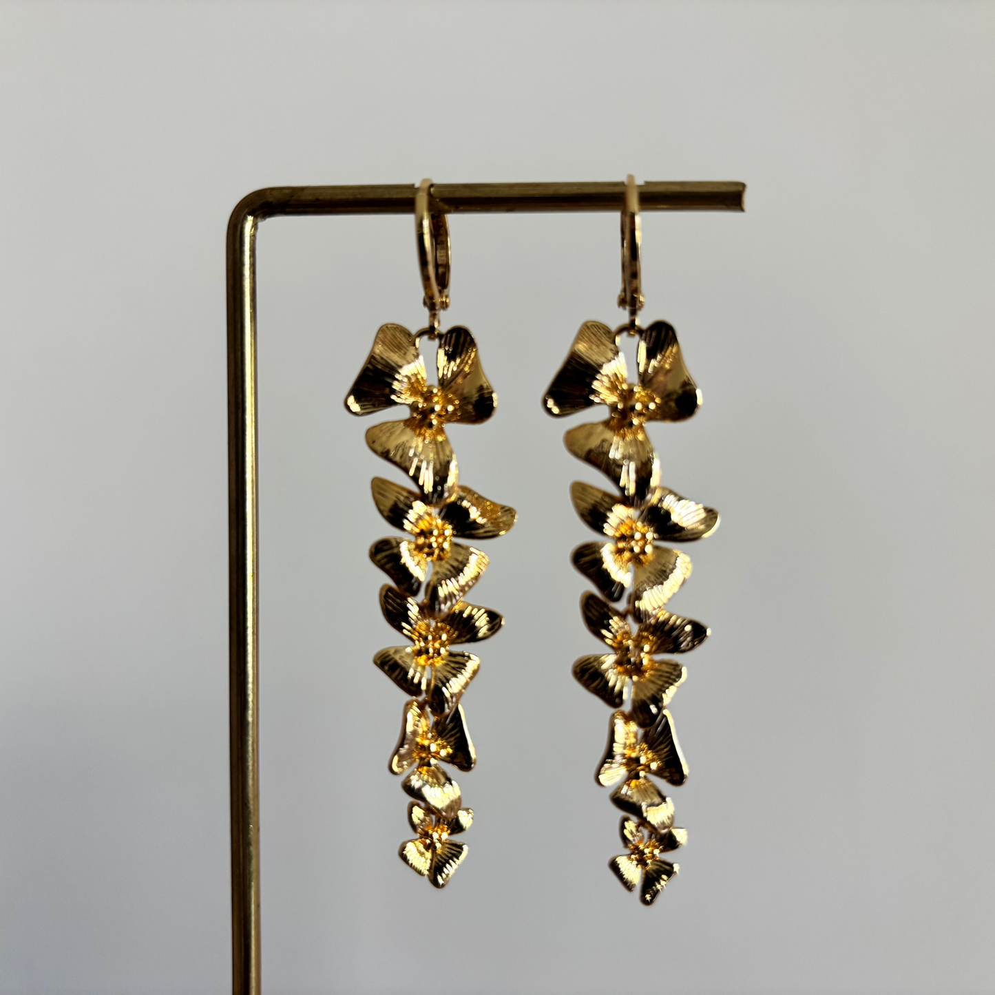 14k vergulde oorbellen, bloem gouden oorbellen, bloemen hangers, lang en slanke oorbel, Gouden bloem oorbellen