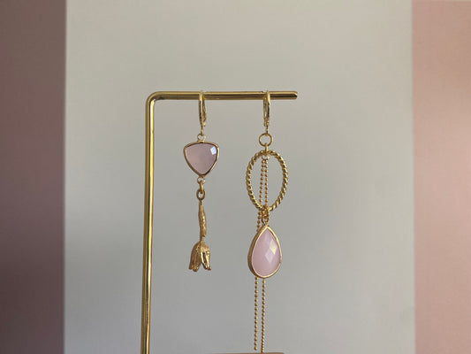 Asymmetrisch handgemaakt paar met 14k vergulde gouden materialen waaronder een gedraaide hanger en een tulp en glasbedels in mat zachtroze