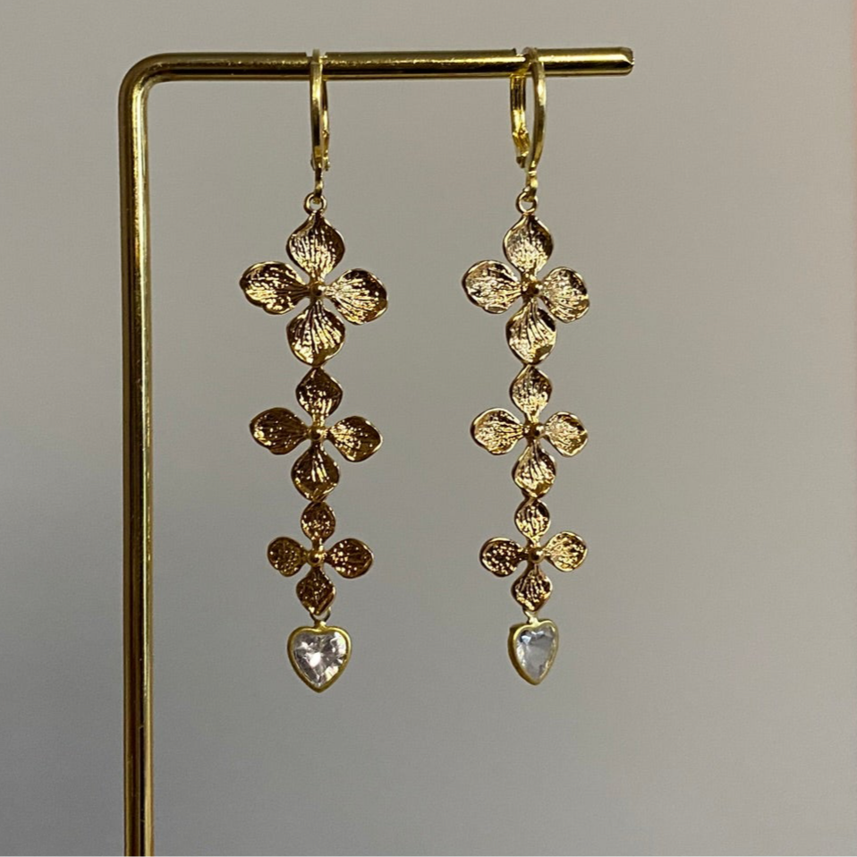 14k vergulde oorbellen, bloem gouden oorbellen, bloemen hangers, lang en slanke oorbel, Gouden bloem oorbellen