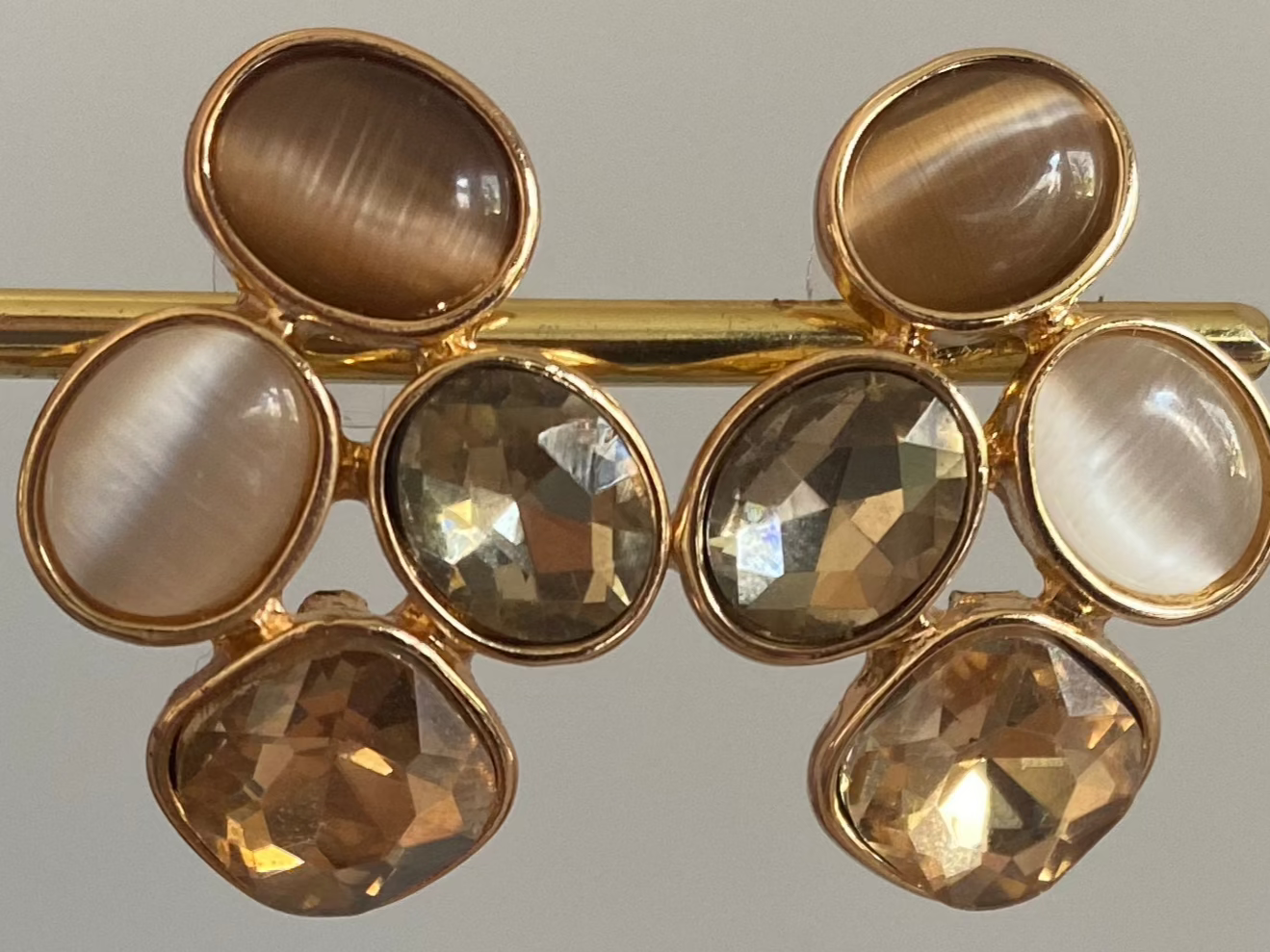 14k vergulde oorstekers met catseye natuurstenen in taupe, beige, parelmoer en champagne
