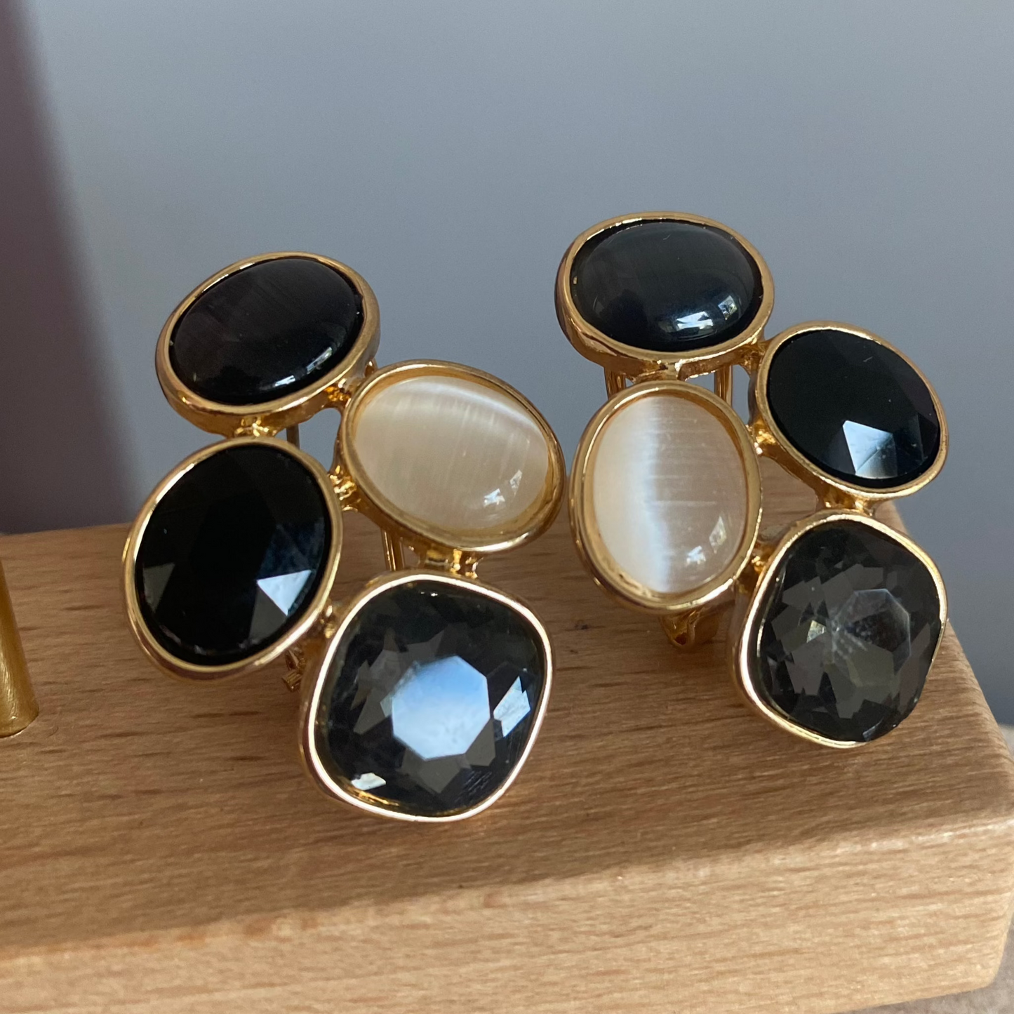 14k vergulde oorstekers met catseye natuurstenen in zwart, grijs en wit