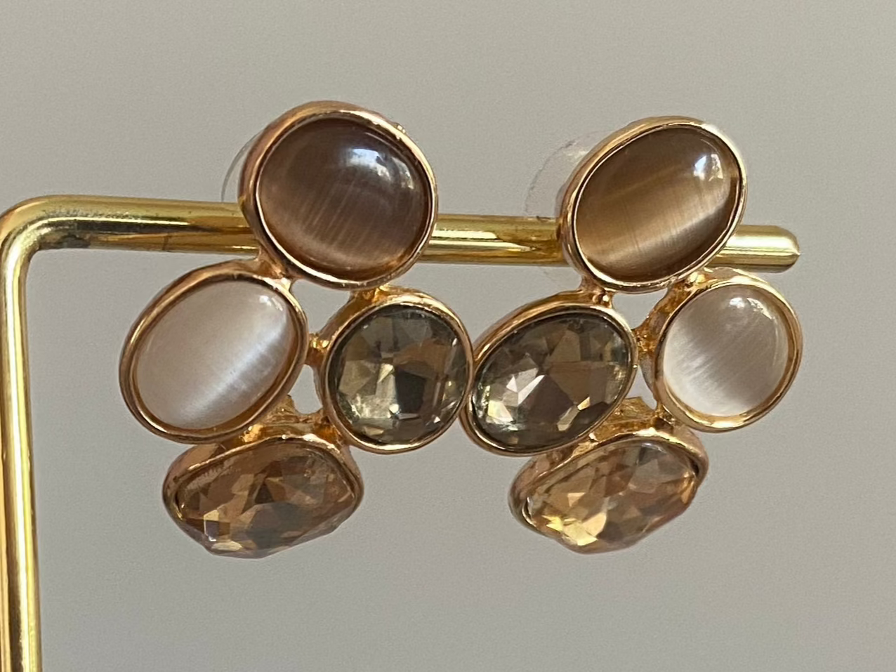 14k vergulde oorstekers met catseye natuurstenen in taupe, beige, parelmoer en champagne