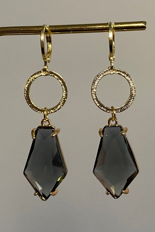 Handgemaakte 14k vergulde Lellebel oorbellen met gehamerde vergulde ringen en een grotere grijze glasbedel