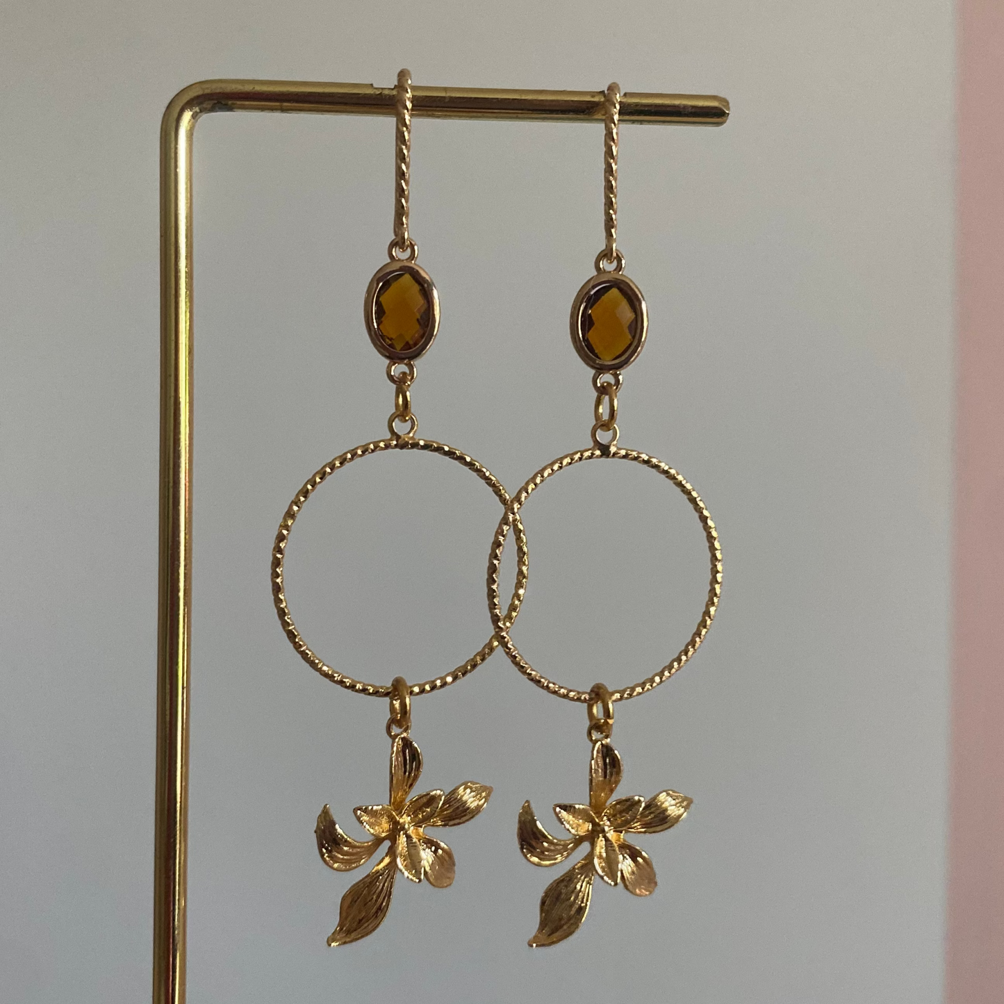 Oorbellen Denise met bruinkleurige glasbedel, 14k vergulde bloem en minimalistische ring