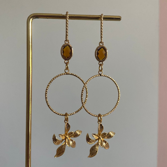 Oorbellen Denise met bruinkleurige glasbedel, 14k vergulde bloem en minimalistische ring