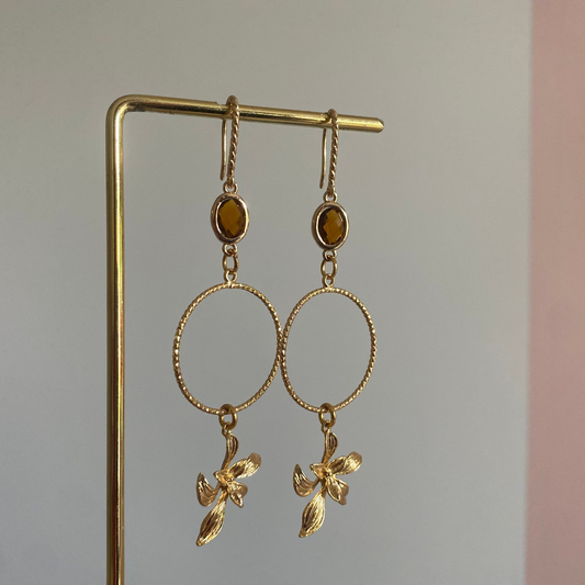Oorbellen Denise met bruinkleurige glasbedel, 14k vergulde bloem en minimalistische ring