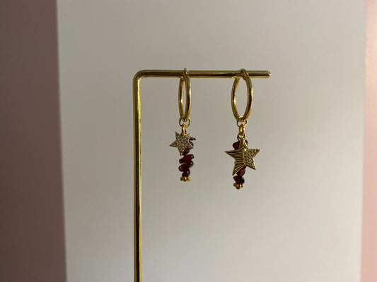 Doortje oorbellen, 14k verguld met natuurstenen in paars, burgundy, grijs of zwart en sterren met zirkonia.