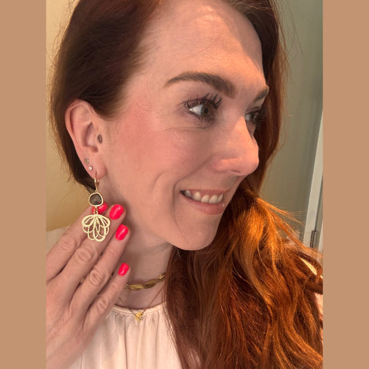 Model met Handgemaakte 14K vergulde oorbellen met 14K oorringetjes, een vergulde hanger en prachtige asymmetrische grijze glasbedels