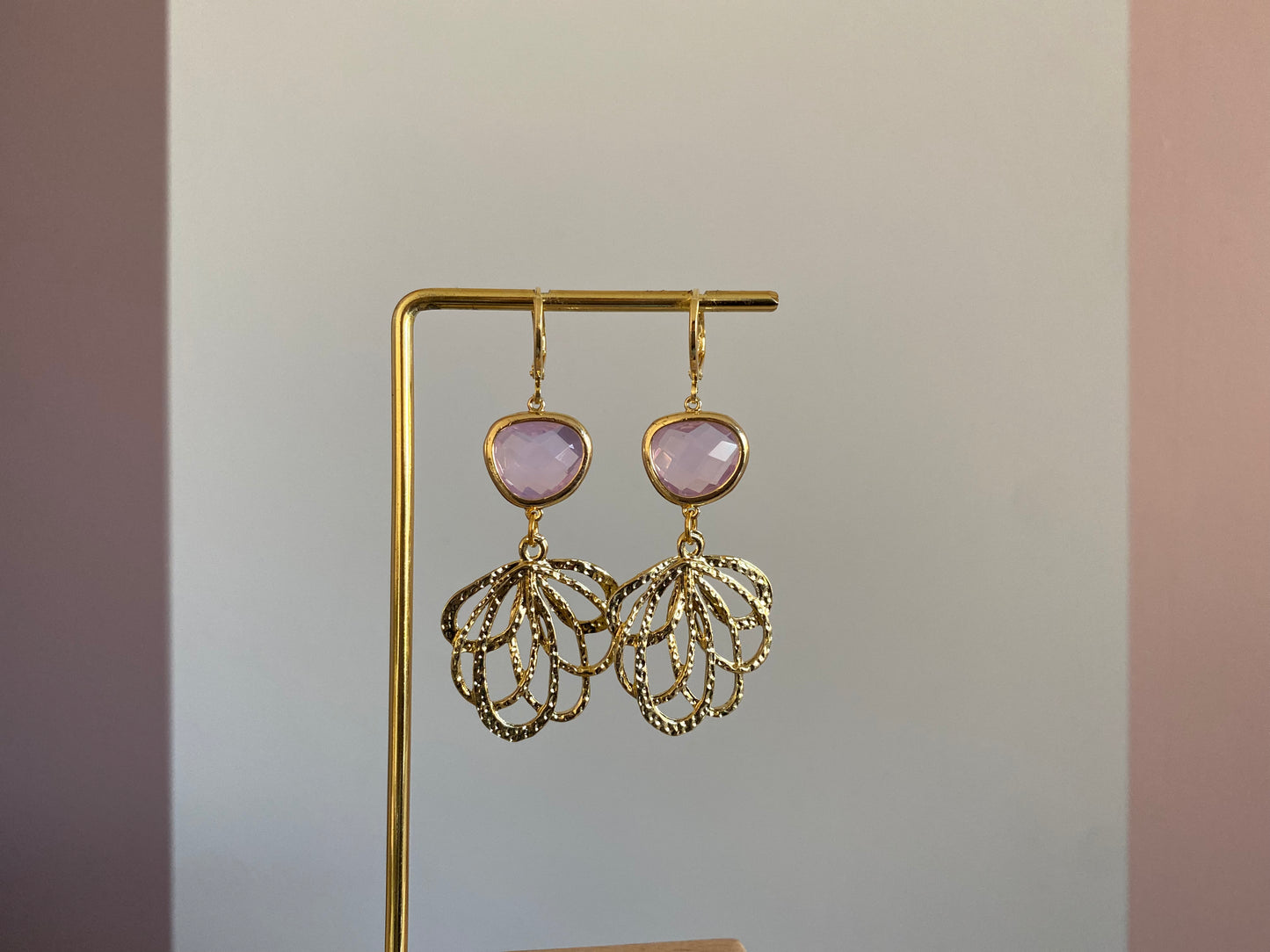 Model met Handgemaakte 14K vergulde oorbellen met 14K oorringetjes, een vergulde hanger en prachtige asymmetrische zachtroze glasbedels