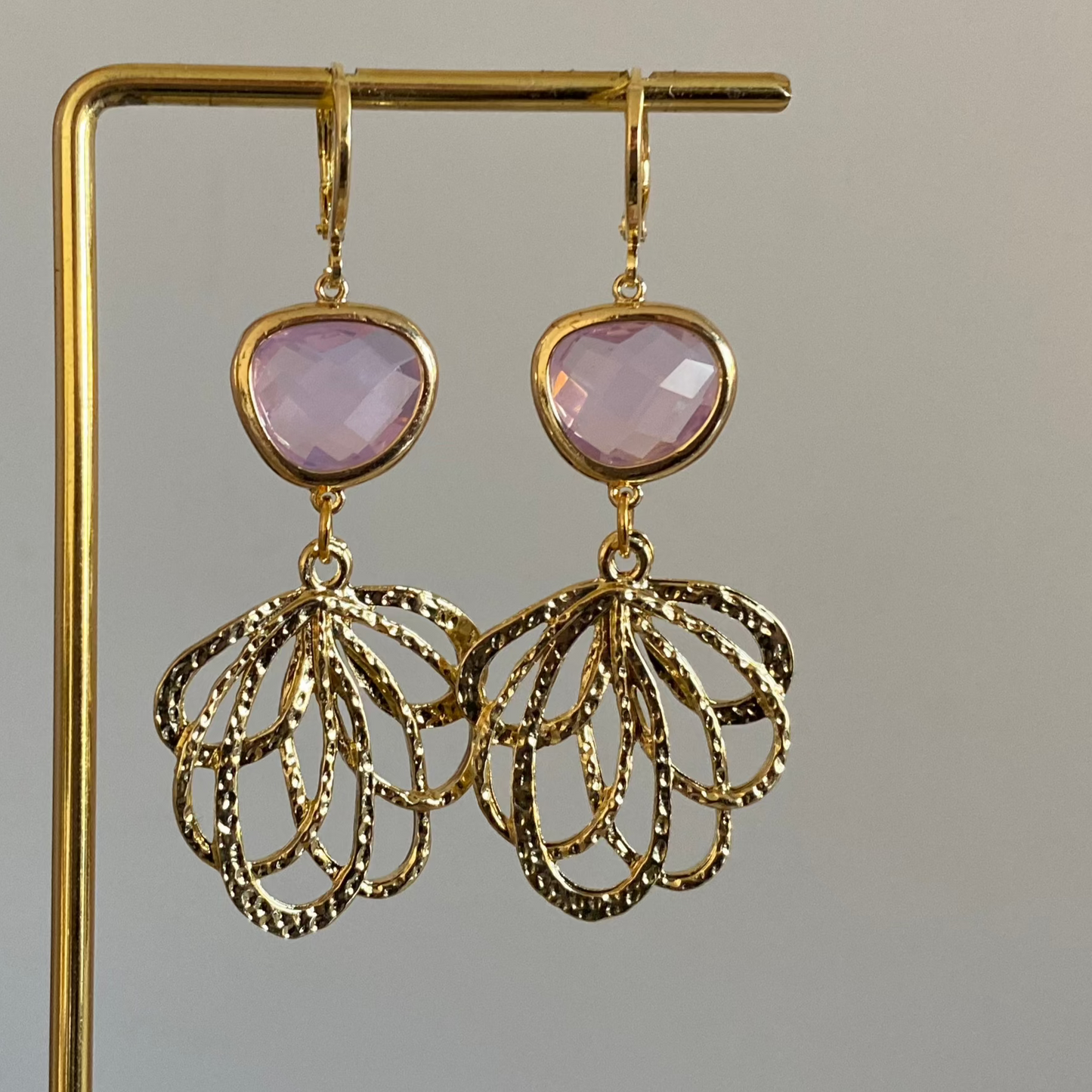 Handgemaakte 14K vergulde oorbellen met 14K oorringetjes, een vergulde hanger en prachtige asymmetrische zachtroze glasbedels