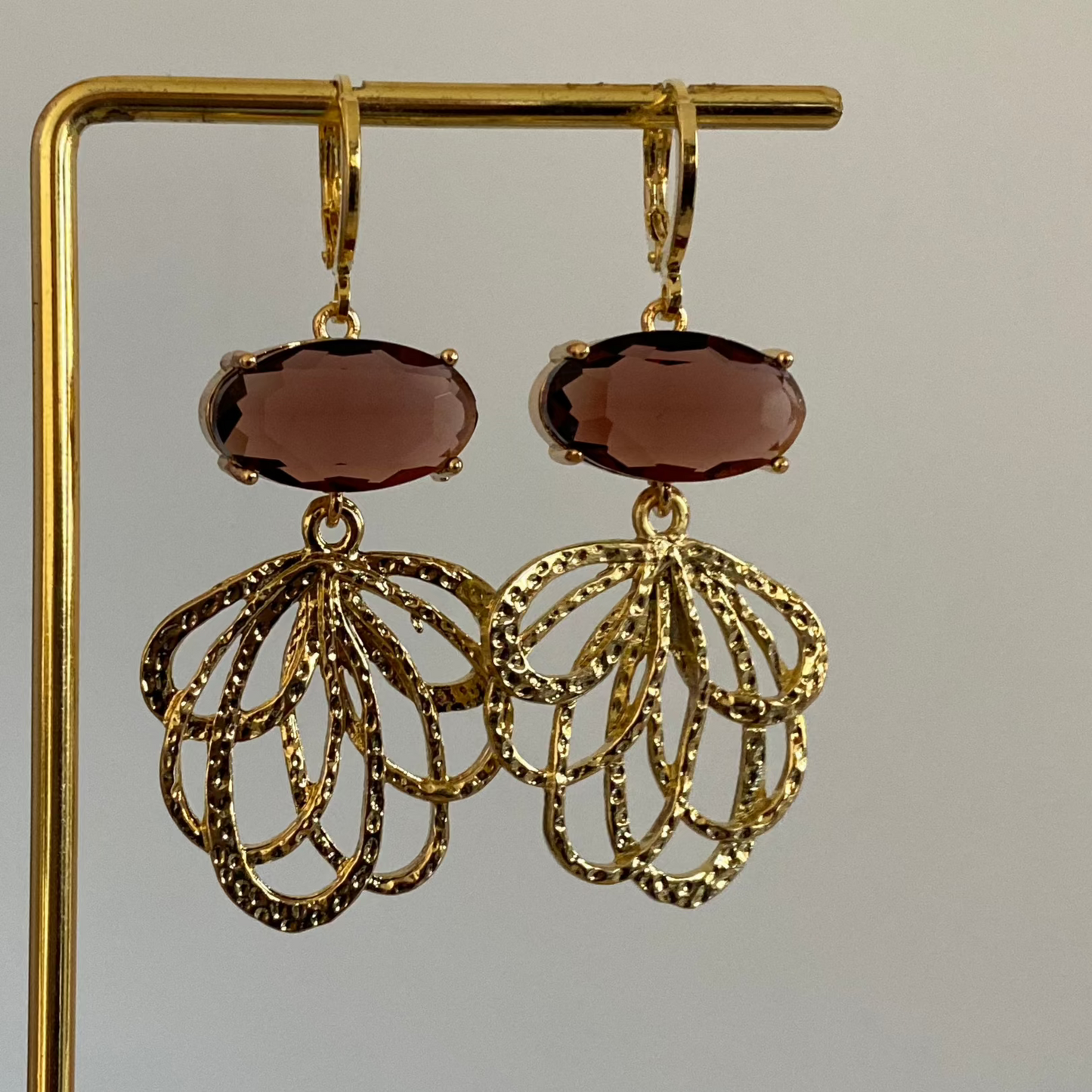 Handgemaakte 14K vergulde oorbellen met 14K oorringetjes, een vergulde hanger en prachtige burgundy ovalen glasbedels