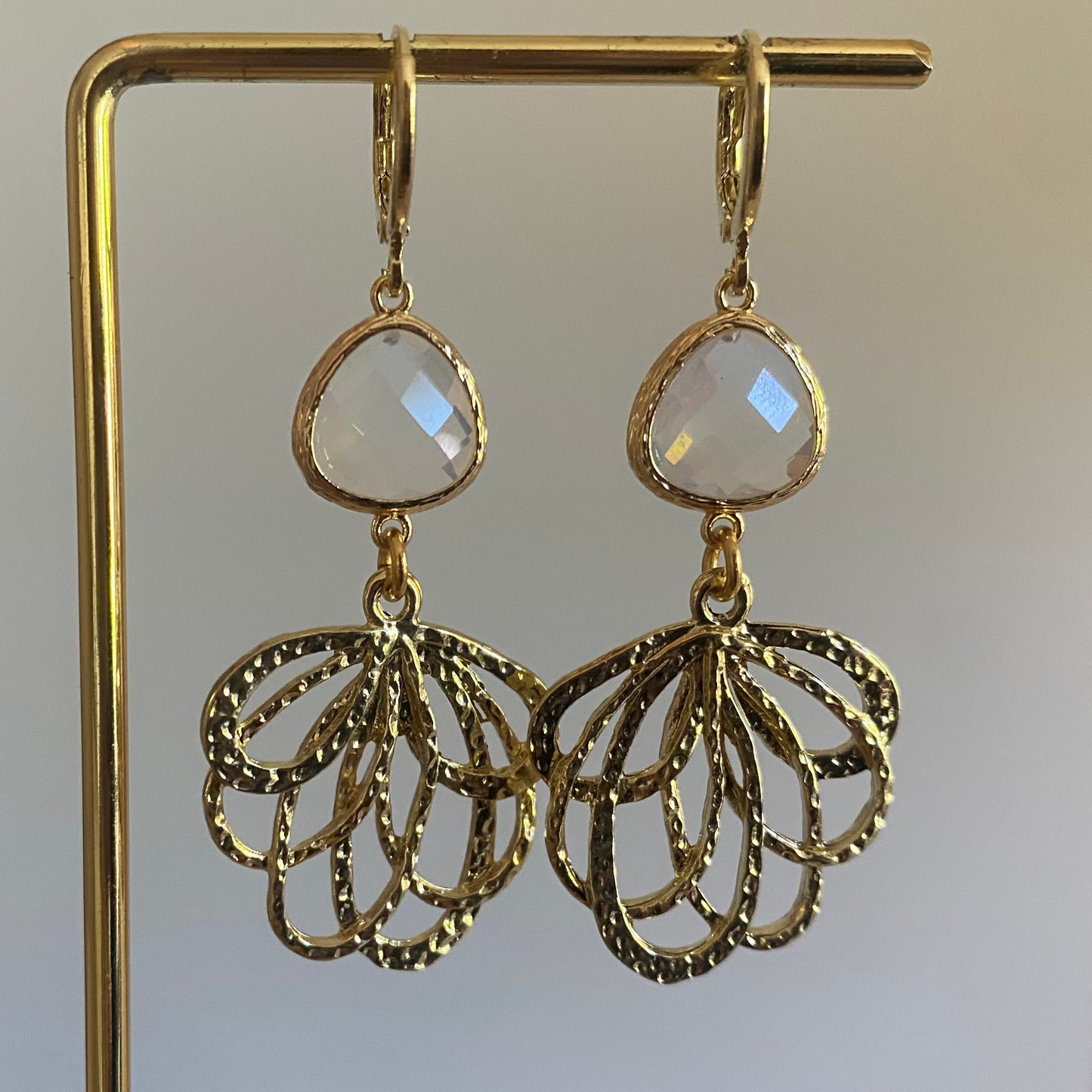 Handgemaakte 14K vergulde oorbellen met 14K oorringetjes, een vergulde hanger en prachtige asymmetrische witte glasbedels
