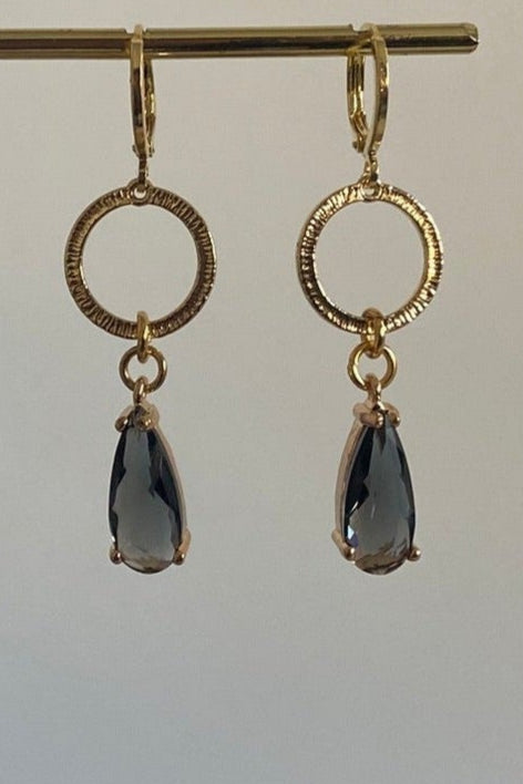 Handgemaakte 14k vergulde Lellebel oorbellen genaamd "Druppel Mir" in grijs, een foto van iets verderaf.