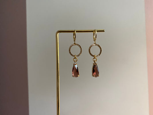 14k vergulde oorbellen met burgundy glasbedel, ca. 5 cm lang,
