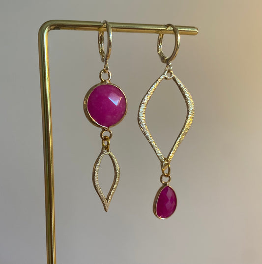 Asymmetrische oorbellen met fuchsiaroze natuurstenen en gehamerde 14K vergulde druppels.