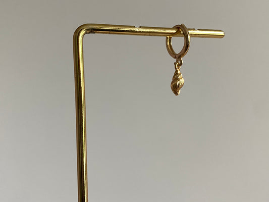 Handgemaakte Earparty oorbellen met 14K vergulde schelpbedel en 14K vergulde oorring.