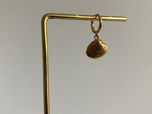 Handgemaakte earparty oorbellen met 14K verguld ringetje en 18K vergulde schelpbedel.