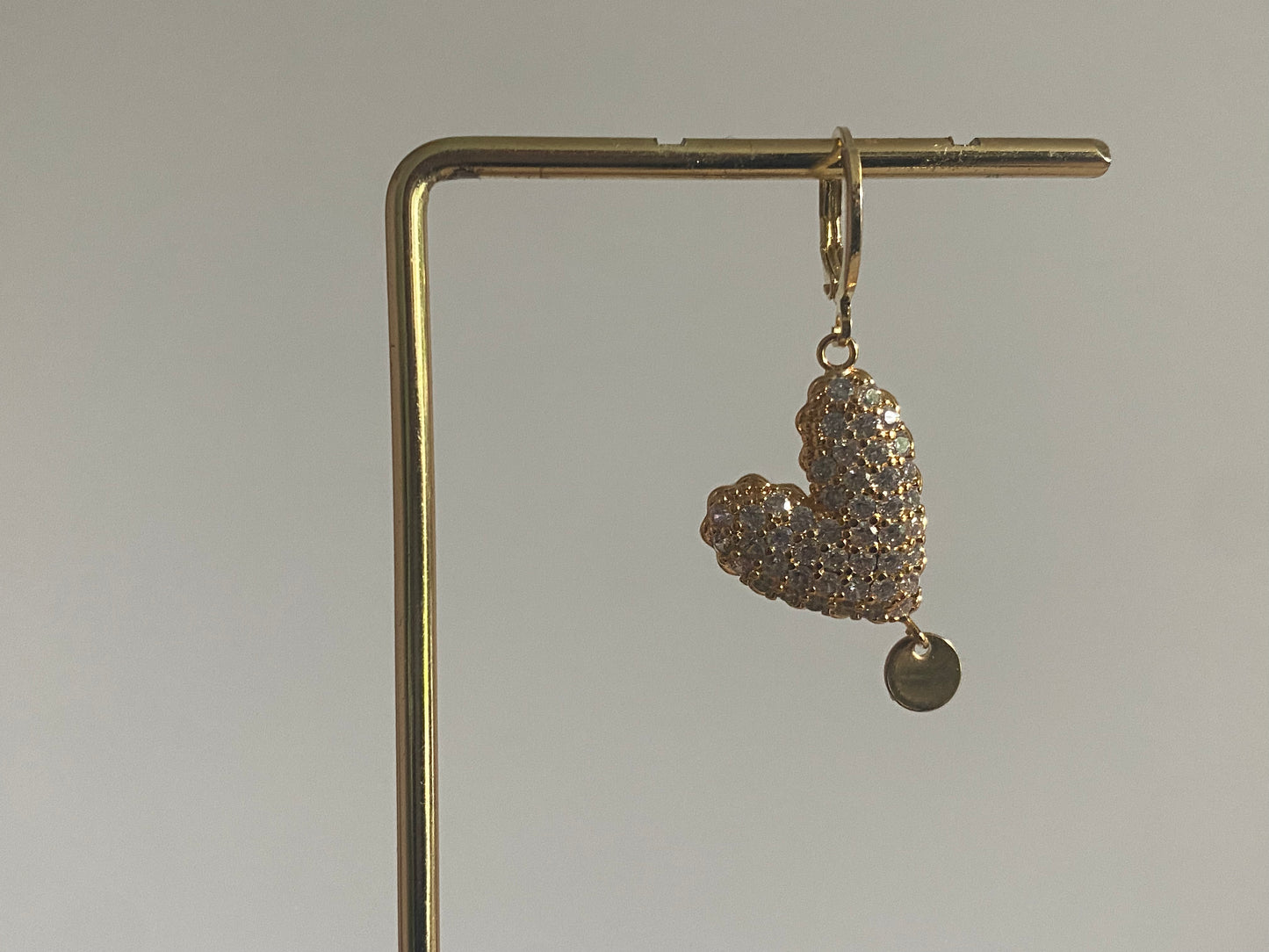 Handgemaakte earparty oorbel met een 14K verguld hart met ingelegde zirkonia