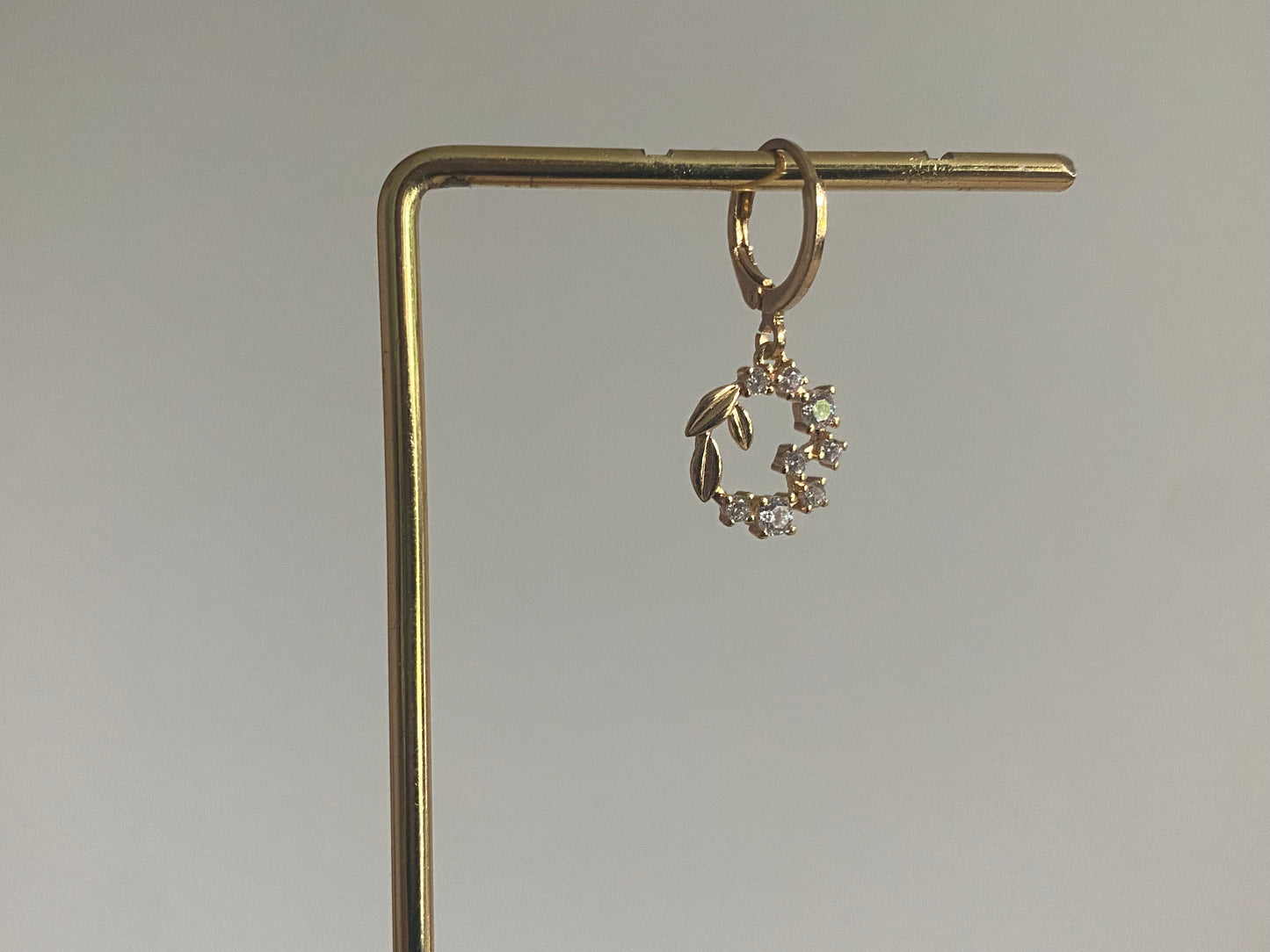 zirkonia krans aan onze single one earparty oorbel aan 14K vergulde oorring
