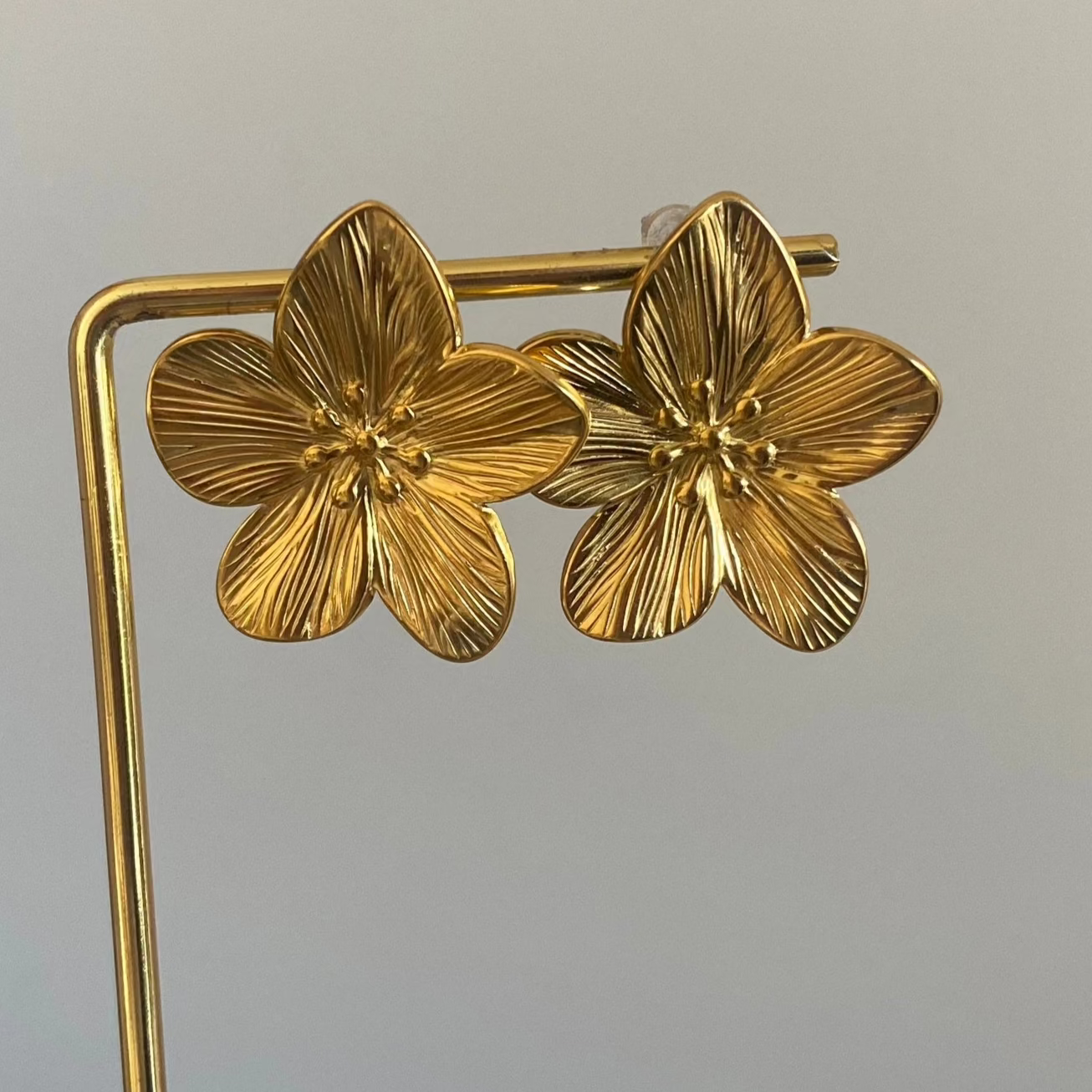 Statement oorbellen: 14K vergulde bloem oorstekers