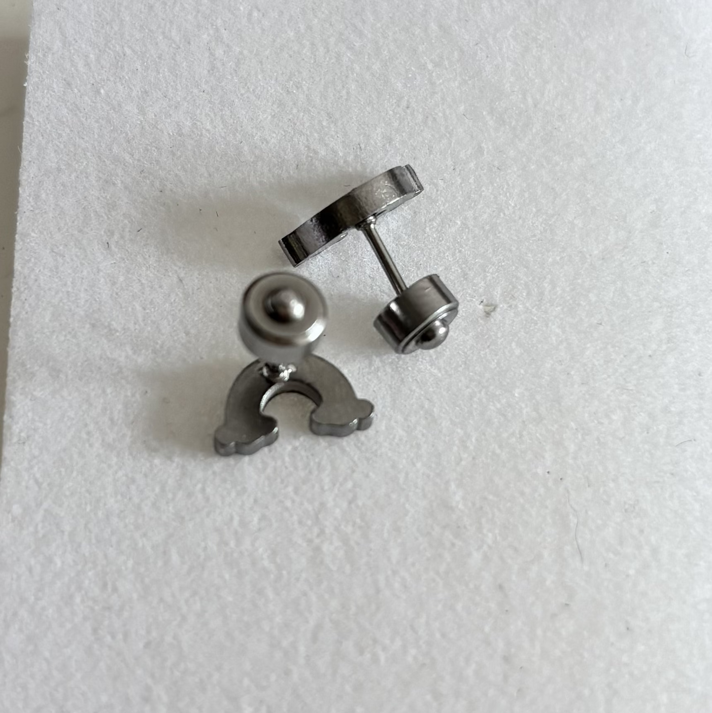 Hypoallergene stainless steel kinderoorbellen Eefje voorzien van afgevlakte dopjes tegen prikkende pinnetjes.