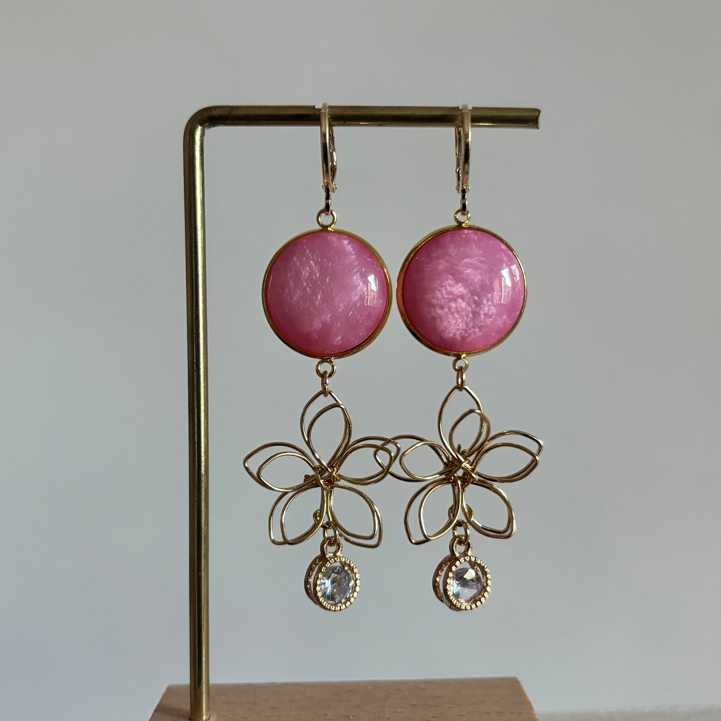 Symmetrische 14k gouden oorbellen met lichtroze stenen, zirkonia en gouden draadbloemen van Lellebel
