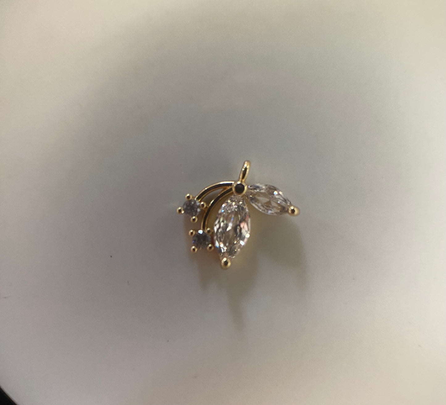 Esdoorn zirkonia hanger in wit transparant tinten