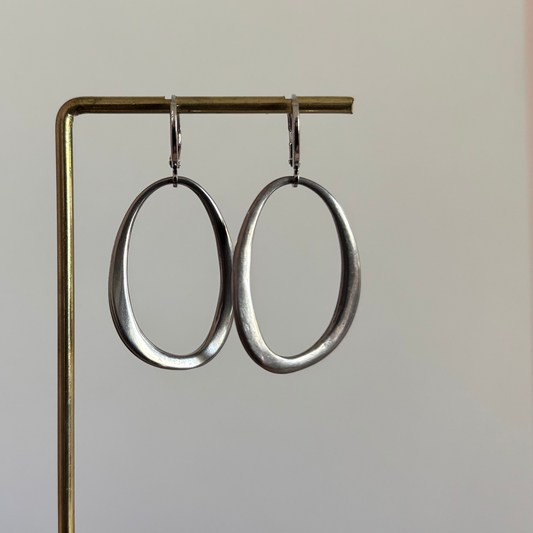 twisted ring in geborstelde staal look. Subtiel, modern design