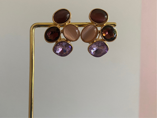 14k vergulde oorstekers met catseye natuurstenen in lila, beige, gebroken wit en licht bruin.