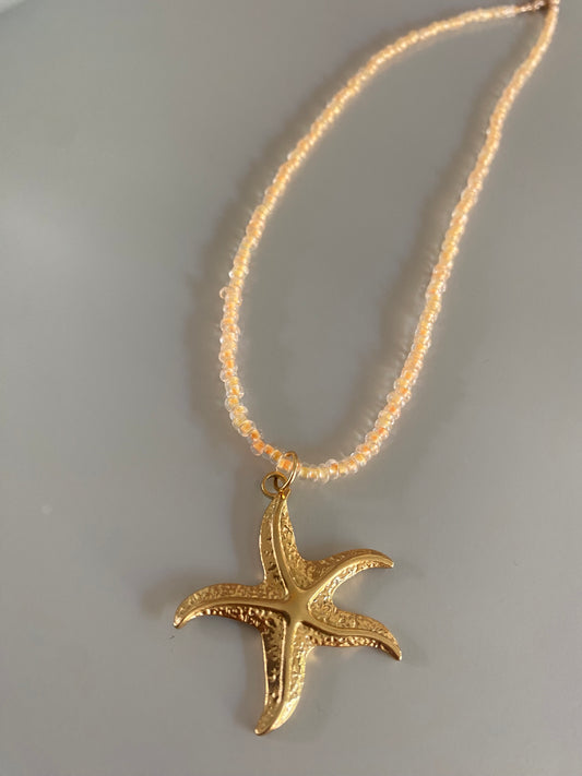 Perzikoranje Ketting van rijstkralen of glaskralen met daaraan een rvs zeester