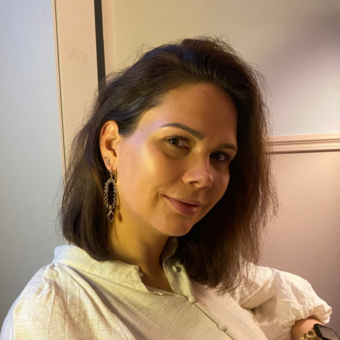 Model met Handgemaakte 14k vergulde Lellebel oorbellen "Honingraat Jill" met onderaan de vergulde hanger een glasbedel