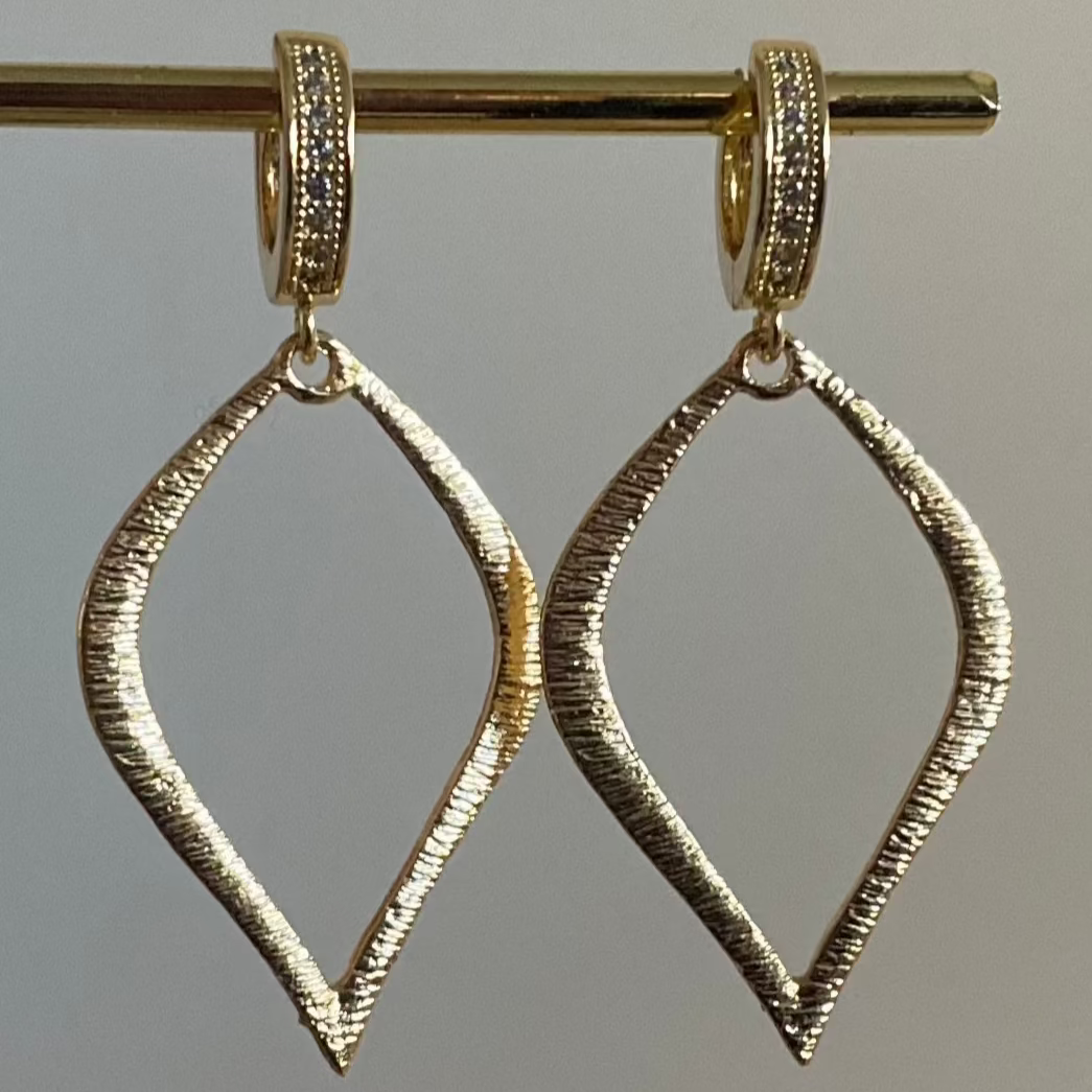 Vergulde gouden 14K oorbellen met zirkonia creolen en gehamerde hangers