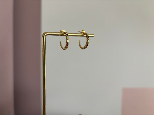 Minimalistische 14K vergulde zilveren ring ingelegd met kleurrijke zirkonia steentjes.