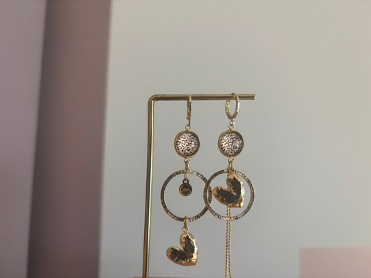 Asymmetrische 14k vergulde oorbellen Ivy met panterprint cabochon, gehamerde ringen, hartvormige bedel en kwastje, circa 6 cm lang