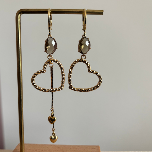 Asymmetrische gouden oorbellen Jet met gehamerde harten en taupe glas.