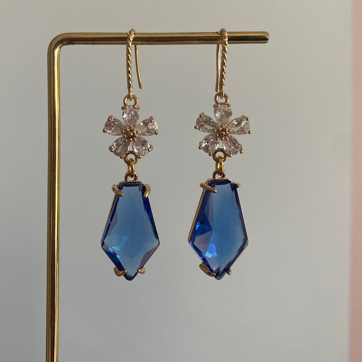 Oorbellen met felblauwe vijfhoekige glasbedel, zirkonia bloemetje en 14k verguld oorhaakje